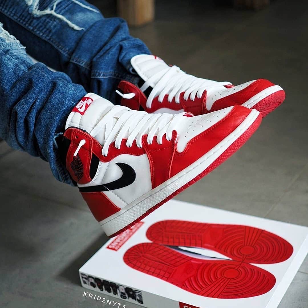 Sneakgalleryさんのインスタグラム写真 - (SneakgalleryInstagram)「The #AirJordan 1 #Chicago on foot via @krip2nyt3. Who’s ready for these to return in February 2020?」12月12日 2時03分 - sneakgallery