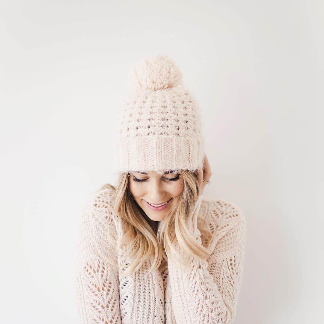 ローレン・コンラッドのインスタグラム：「It’s been so nice to finally break out some of my cozy knit pieces. I stole this blush hat and sweater from my last @lclaurenconrad shoot and have been wearing them on repeat.」