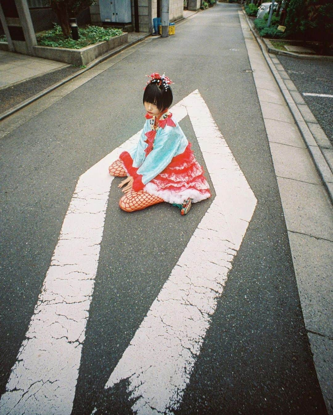 あのちゃんさんのインスタグラム写真 - (あのちゃんInstagram)「「#MIYANISHIYAMAPHOTOBOOK」 の表紙を降幡さんぁぃぁぃさんとやらせていただきました。中のページにもかなりのさせてもらってます^_^ 衣装をはじめ、どこを見てもほんとかわいいとにかくかわいい。このかわいいという言葉の中に様々な喜怒哀楽であったり情景や空気が含まれていてそのとびっきりかわいいのなかに自分を選んでいただけてとても嬉しい。皆さんのお手に^ - ^２１日トークイベントも宜^_^」12月12日 2時17分 - a_n_o2mass