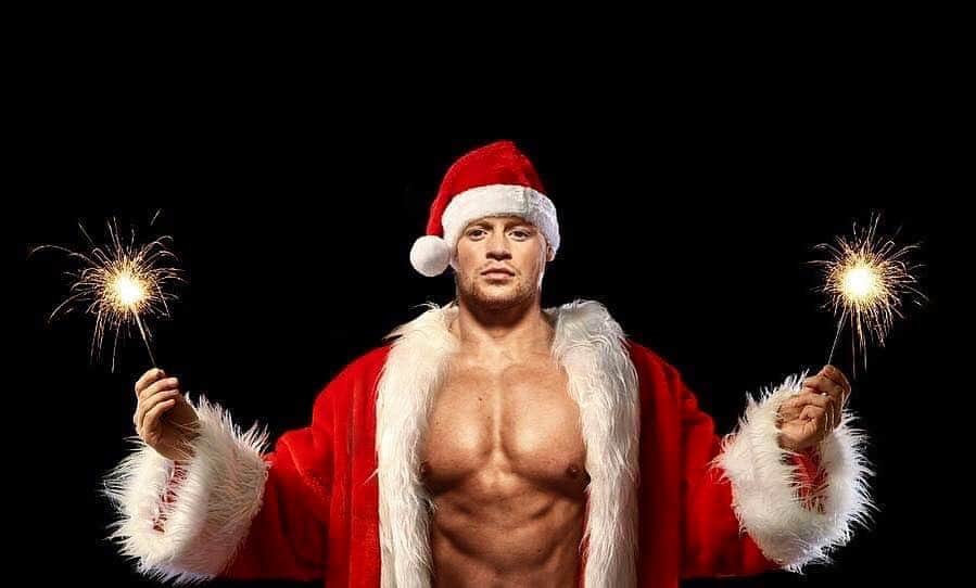 アダム・ピーティのインスタグラム：「Santa’s coming...」