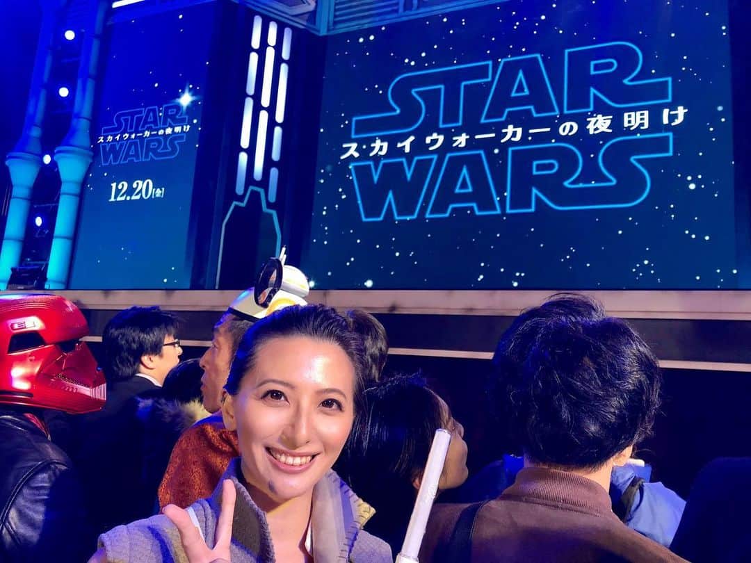 矢部あやのインスタグラム：「スターウォーズ好きなのを公言していたおかげで 友だちにレッドカーペット連れて行ってもらいました！ めちゃくちゃわかりにくいけど、レイ仮装（笑）  あっという間の2時間でした。 ・ #スターウォーズ待ちきれない」