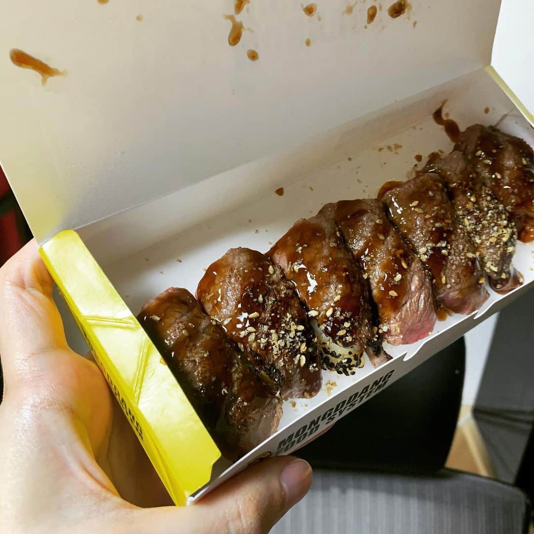 ミンギュのインスタグラム：「ユッケ出前が美味し過ぎたよ！みんなも韓国でユッケ食べてね😊  #韓国料理 #出前 #韓国 #ミンギュチャンネル」