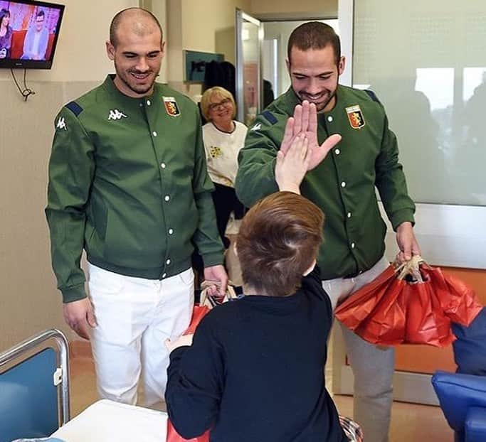 ステファノ・ストゥラーロさんのインスタグラム写真 - (ステファノ・ストゥラーロInstagram)「Sempre bello portare un sorriso ai piccoli dell’@ospedale.gaslini! La vostra forza è un grande esempio per tutti noi! ❤️💙」12月12日 3時07分 - stefano.sturaro