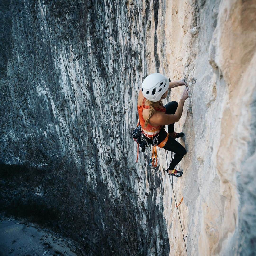 サッシャ・ディギーリアンさんのインスタグラム写真 - (サッシャ・ディギーリアンInstagram)「Finding my flow here in El Salto... it has been a rejuvenating few days of climbing lots of cool limestone lines. From onsights to 2-3 try routes like “Dante’s Inferno Extension,” 5.14- (8b/+?), I feel happy living a simple life here. There is no cell phone service and to get WiFi (now), you can go to the little convenience store and use a code. There’s something special about being with a group of people and no one having the habit of checking their phone. I wish it was the case more often where I live. Obviously these are habits that we built and we have the power to deconstruct as well. I will be the first to admit that it’s a pattern that I’ve developed... I wake up and go through my emails on my phone. Building some more space to reflect and distance myself digitally is sometimes necessary, and having a bit of a digital detox can be powerful.  Ironically, here is a photo I am posting during my little WiFi hit, though, from last February when I was here doing a first female ascent of a cool 11-pitch climb called Samadhi. I’m not working with a photographer here this time, so short of a ‘butt shot,’ this is the best I have to share right now from the area 😊 (forgot my helmet so I borrowed one from a friend). Special congrats to @madissonsingleton on sending Dante’s, and to Clayton and Michael who established and sent a new multi-pitch here 👊🏼 Rest day today, then time to get back out 🤎」12月12日 3時09分 - sashadigiulian