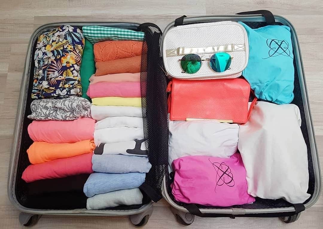 近藤麻理恵さんのインスタグラム写真 - (近藤麻理恵Instagram)「Many of you have asked how to pack a suitcase using the KonMari Method. Here are some tips! 💪🧳 1. Lay everything out and categorize clothing by type 2. Fold what you can, making it as small as possible 3. Bring only the items you’re really going to use. This is a great example by certified KonMari Consultant @aurelie.lightinside!」12月12日 3時10分 - mariekondo