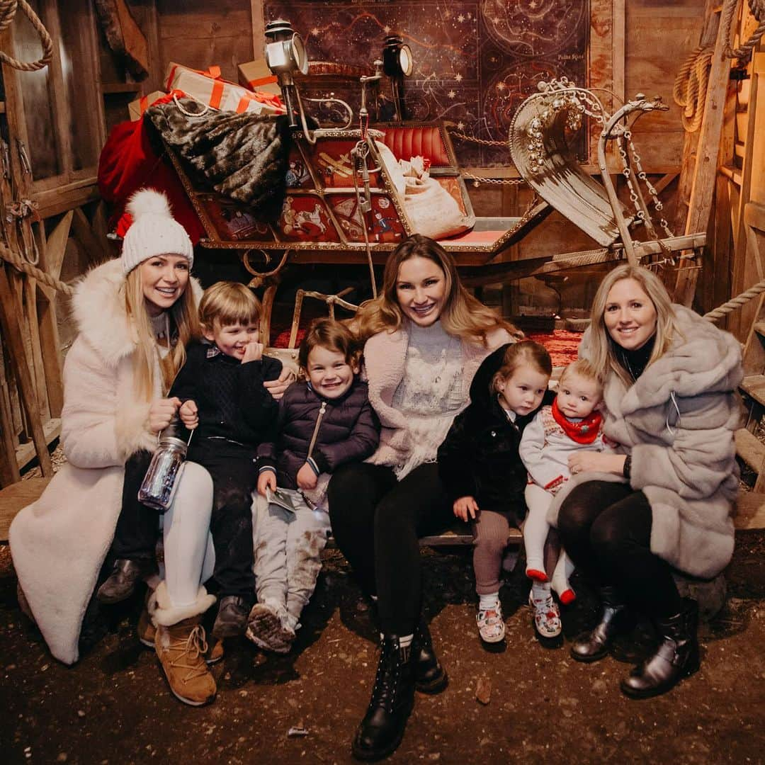 サム・フェアーズさんのインスタグラム写真 - (サム・フェアーズInstagram)「A family Christmas tradition of ours. @laplanduk 🎄🎅🏼❄️ we had the most magical day. After working & filming lots recently it finally feels like Christmas now 😍🥰☺️ thanks @chelseawhitephotog for the pics 😉」12月12日 3時19分 - samanthafaiers