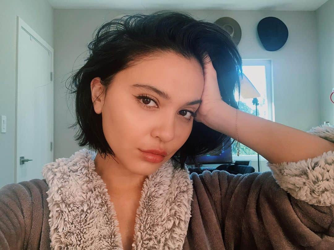ステラ・ハジェンズのインスタグラム：「and how does that make you feel 🤔」