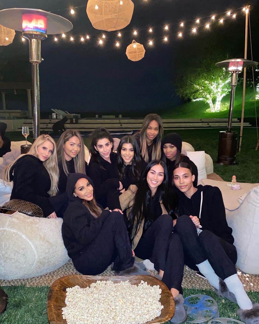Amanda Leeさんのインスタグラム写真 - (Amanda LeeInstagram)「Thank you @poosh and @kourtneykardash for hosting this magical movie night 🍿✨ We cozied up in matching pjs and slippers and laughed so hard at @likeabossmov 🖤 So fun!」12月12日 3時24分 - amandaeliselee