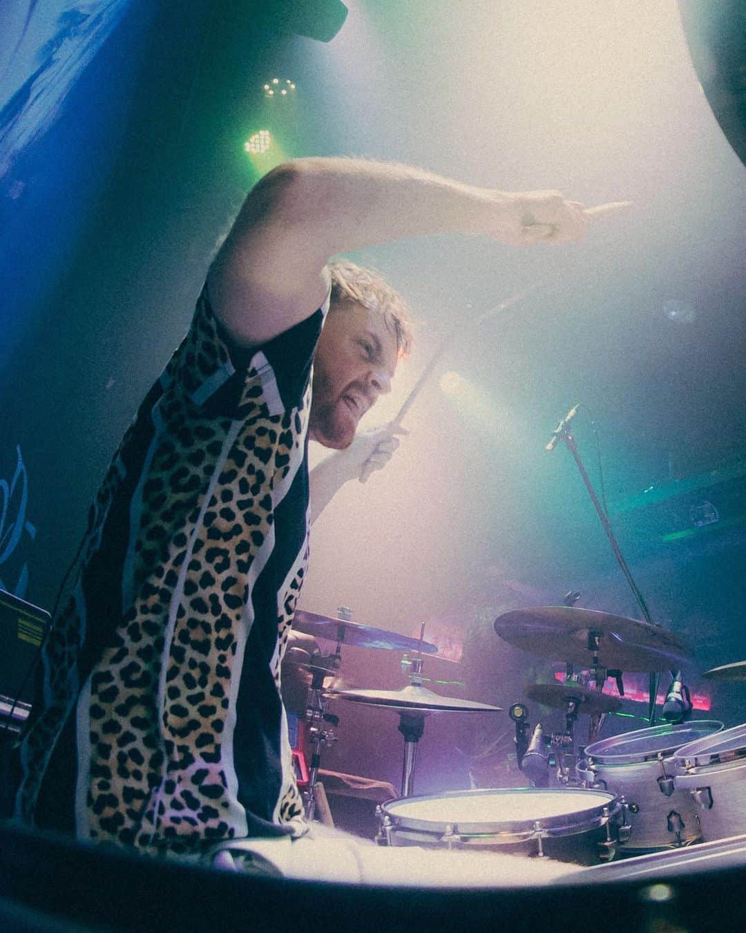 のインスタグラム：「What song is he playing 🤔」