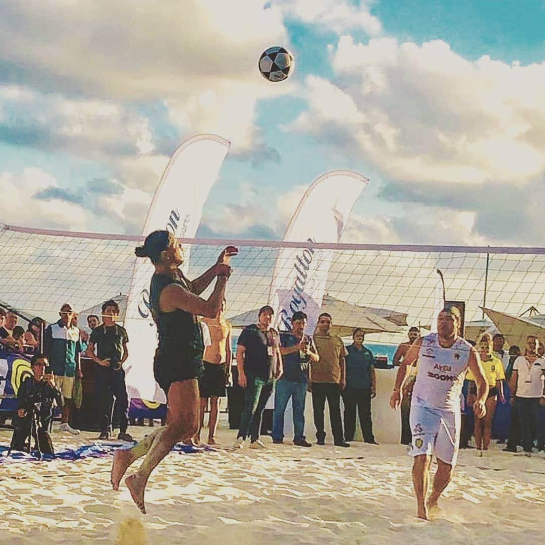 ロナウジーニョさんのインスタグラム写真 - (ロナウジーニョInstagram)「Muito futevôlei aqui em Cancun 😎 ⚽️ 🤙🏾」12月12日 3時27分 - ronaldinho