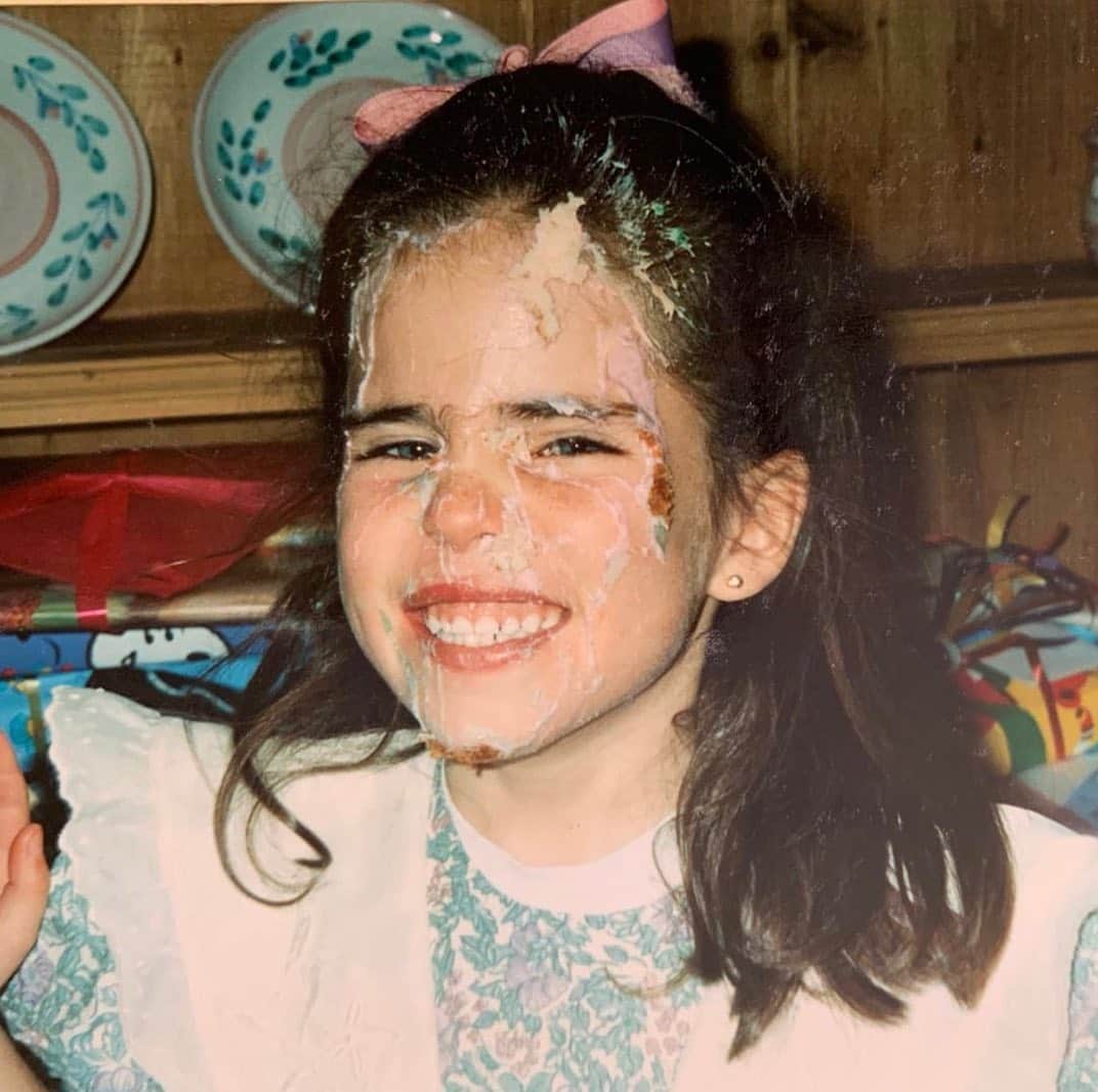 カーラ・ソウザのインスタグラム：「This past year has been all about having my cake and eating it too! 🎂 So grateful to make it to another year not just surrounded by love but also filled with it ❤️ Gracias a todos los que me han acompañado a ser mi mejor versión y mejorarme día con día. Con cada risa, meta lograda, tropiezo, y lágrima veo y conozco más el amor de Dios. Ojalá lo pueda seguir compartiendo con el mundo 🥳🍾.」