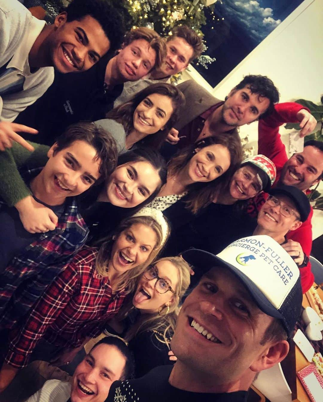 イライアス・ハーガーさんのインスタグラム写真 - (イライアス・ハーガーInstagram)「I had so much fun last night with my Fuller House family. Thank you, Candace, for hosting a fun screening and ornament exchange party. Love all you guys! @fullerhouse  #season5 ❤️❤️🎄☃️🎅🏼」12月12日 3時35分 - eliasharger