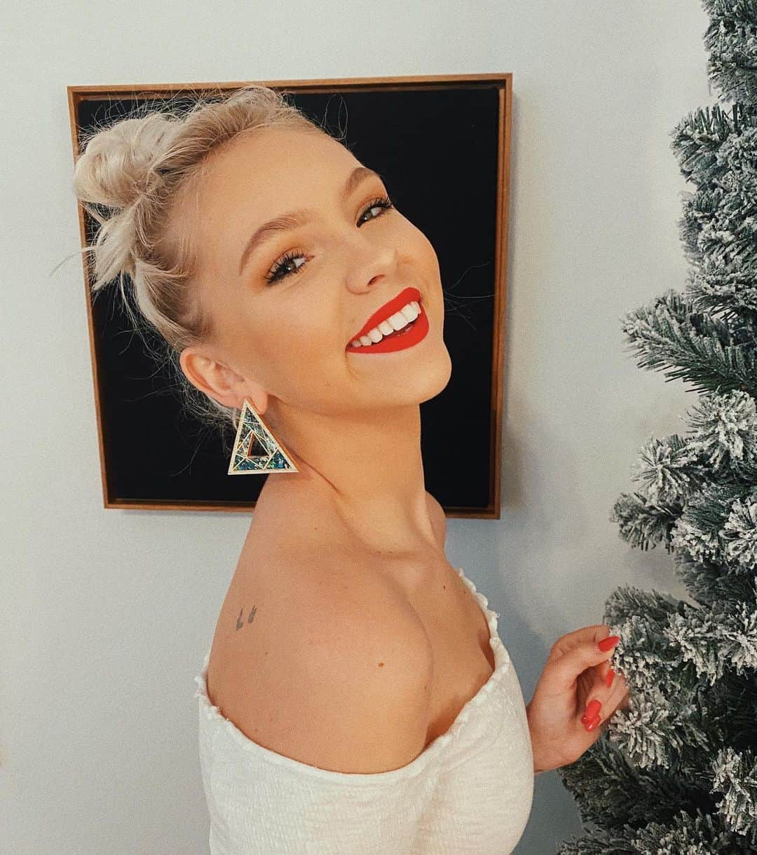 ジョーディン・ジョーンズさんのインスタグラム写真 - (ジョーディン・ジョーンズInstagram)「GIVEAWAY! As a singer I am absolutely obsessed with these @tlretro earrings. Every piece is made with 18K Gold, Swarovski Crystals and CDs. Yes, real CDs in every design! I am excited to team up with them and treat one lucky follower to my favorite piece from their new collection as a gift from me. To enter: 1. You must follow @tlretro  2. Like this post 3. For an additional entry, tag your bestie in the comments under my pic on @ tlreto IG page!  4. If I get more than 5,000 individual entries, I will select 2 winners!  Winner announced via @tlretro story on December 14th. GOOD LUCK BABES! If you can’t wait for the giveaway these earrings are 30% OFF and totally worth it for the holidays😊」12月12日 3時37分 - jordynjones