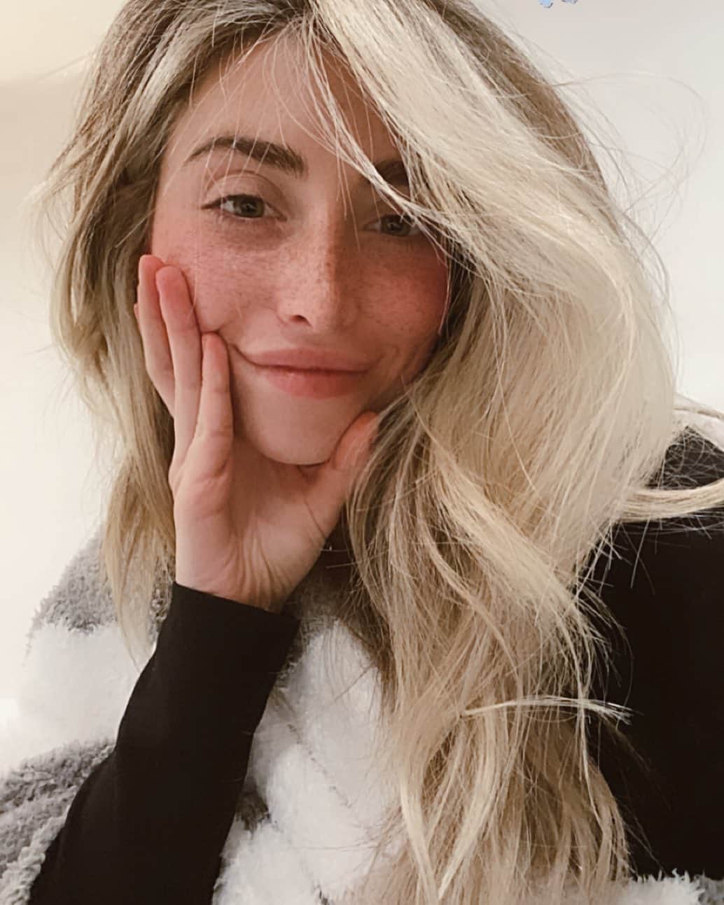 Lauren Elizabethのインスタグラム：「New hair who dis? Whats your mood today in an emoji ⬇️ LINK IN BIO for my MOOD aka NEW PODCAST EP that gets weirder by the minute! 🎙 The filter is my makeup, it’s fine we’re fine. #MOOD」