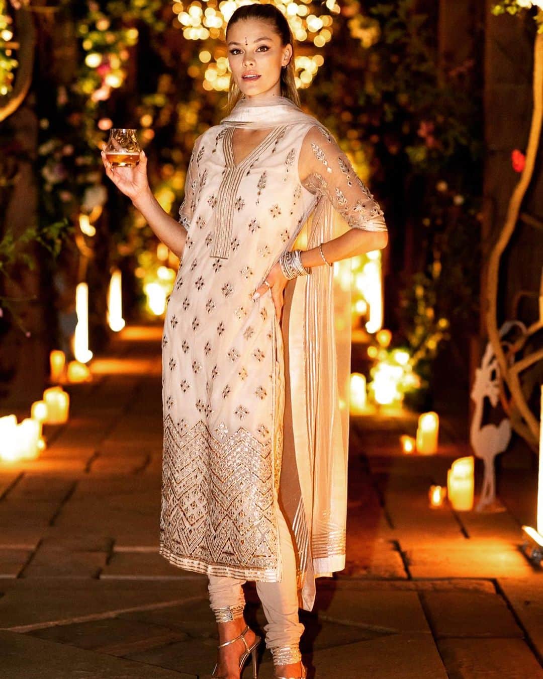 ニーナ・アグダルさんのインスタグラム写真 - (ニーナ・アグダルInstagram)「Night 1️⃣ Magical @royalsalute #royalsalute21 🧡 @styledbymohar Beautifully dressed by @terra_inde」12月12日 3時55分 - ninaagdal