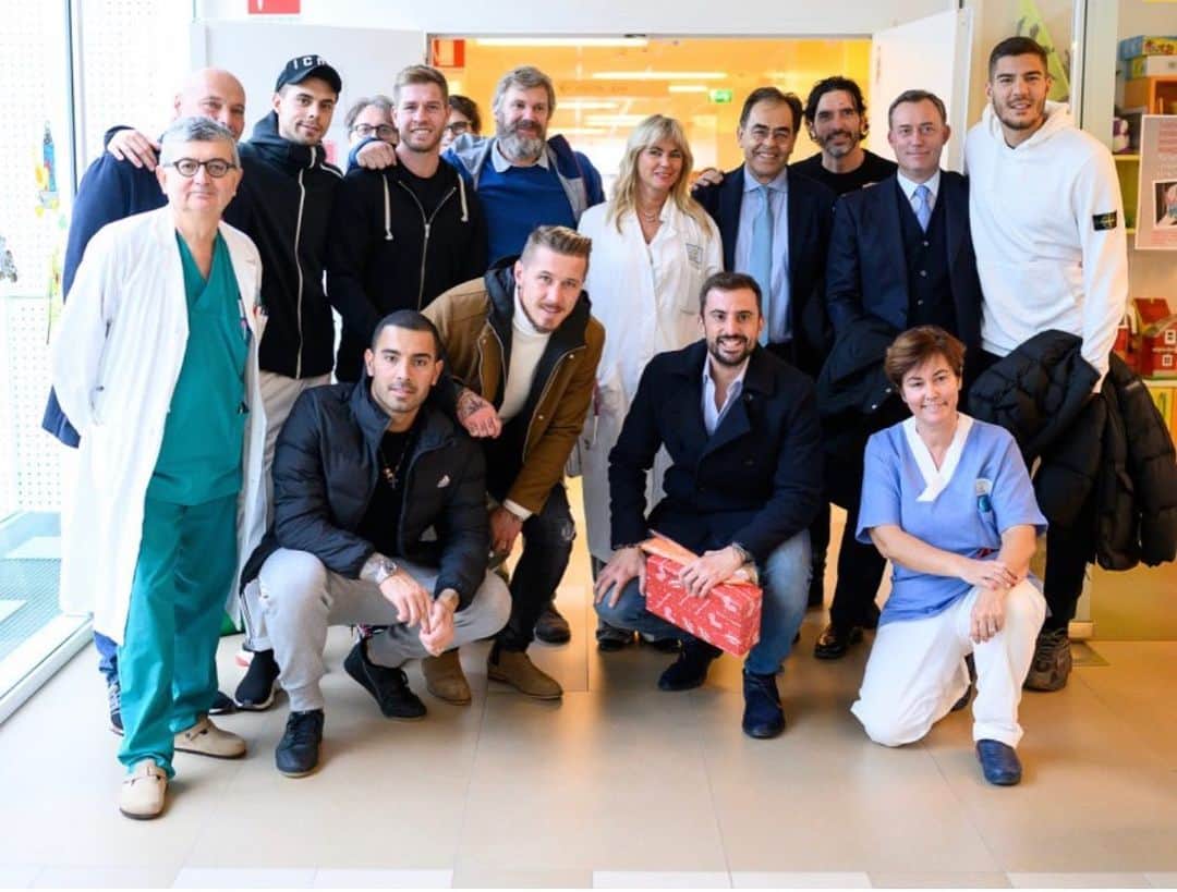 ルイージ・セーペのインスタグラム：「Tutti insieme per strappare un sorriso ai bambini in ospedale @parmacalcio1913」