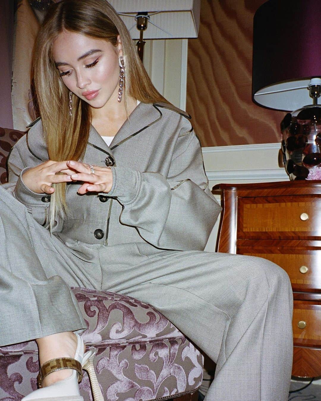 サブリナ・カーペンターのインスタグラム：「lost film from Italy and @fendi 🧸💋」