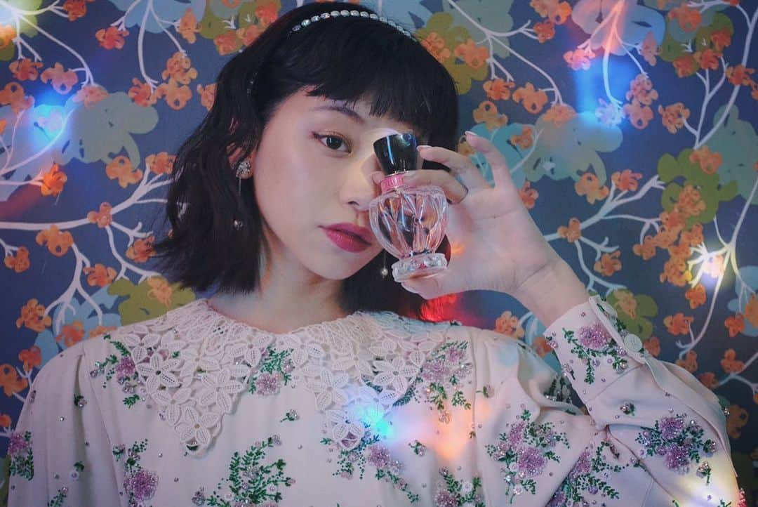 る鹿さんのインスタグラム写真 - (る鹿Instagram)「No Miu-sic no Life💿🎵💕 @miumiu  #miumiueaurosée  #miumiueaudeparfum  #miumiutwist #miumiuleaubleue」12月12日 4時15分 - luluxinggg