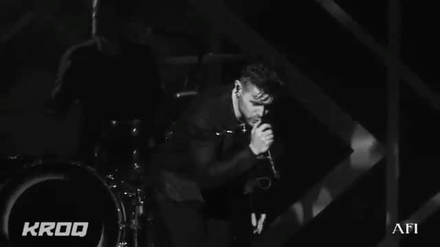 AFIのインスタグラム：「@KROQ’s Acoustic Xmas 2013 x The Leaving Song Pt. II. #SingTheSorrow #TisTheSeason」
