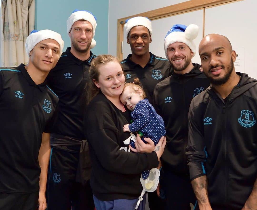 ギルフィ・シグルズソンさんのインスタグラム写真 - (ギルフィ・シグルズソンInstagram)「We got the chance to spend time with some amazing kids at @alderhey yesterday 💙」12月12日 4時33分 - gylfisig23