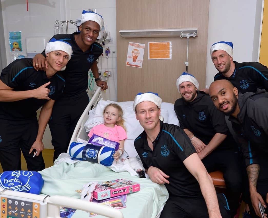 ギルフィ・シグルズソンのインスタグラム：「We got the chance to spend time with some amazing kids at @alderhey yesterday 💙」