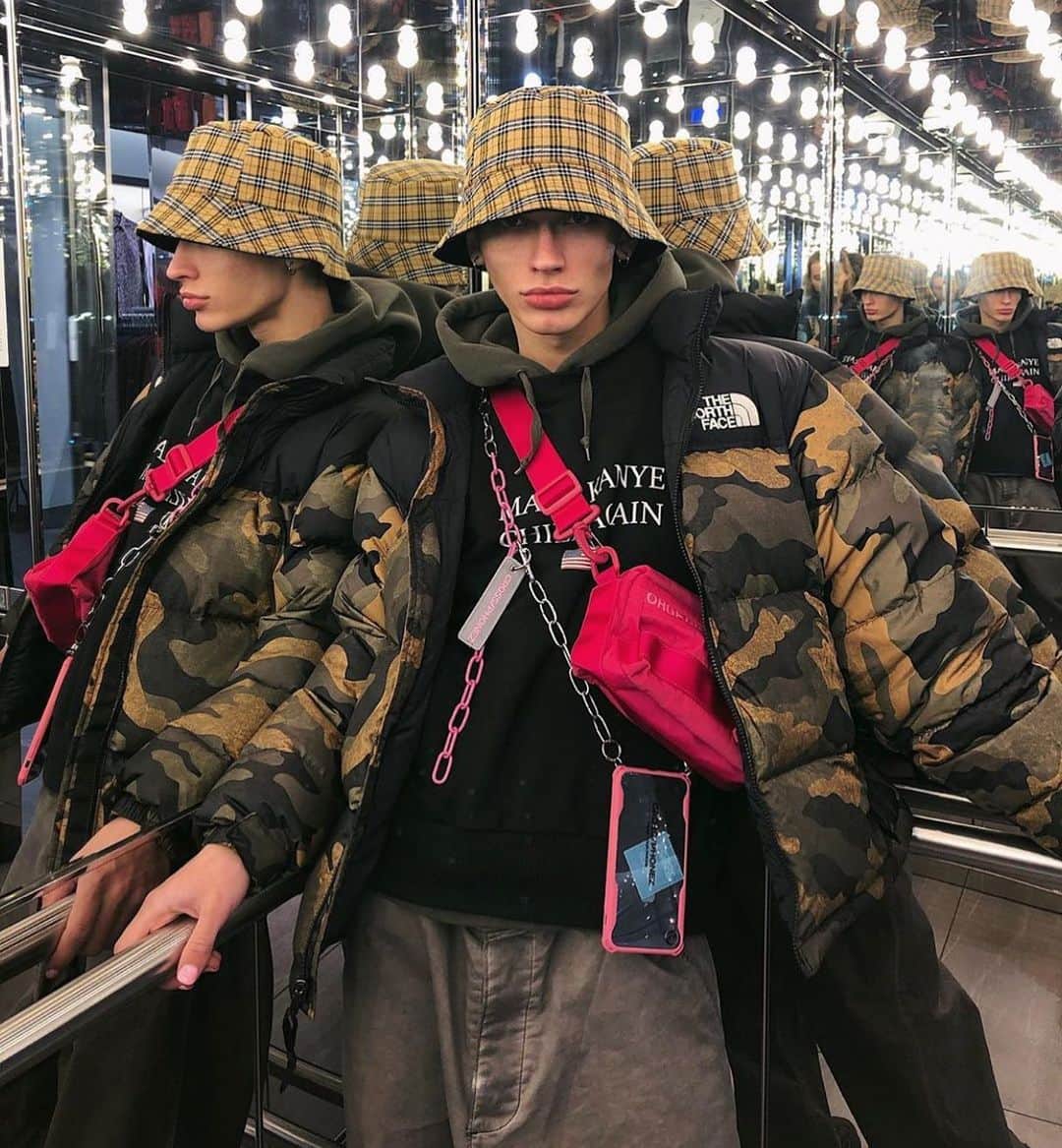 ジョージジーナ&ルーシーのインスタグラム：「@porozhny with our YMA in colorway: Fuxia 💜 Tag us in your shots to be featured on our account. • • • • • • #georgeginalucy #gglsquad #bag #hypebeast #highsnobiety #hsstyle #snobshots #streetwear #streetfashion #streetstyle #basementapproved #russia #moscow #vscorussia」