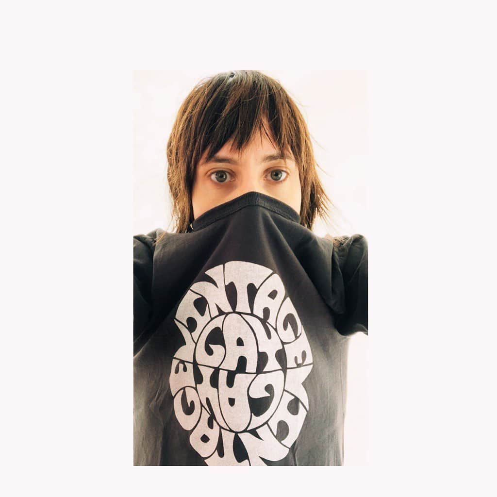 キャサリン・メーニッヒのインスタグラム：「@leishahailey + @thelizlambert + @filthmart = this perfect tee.  Part of the proceeds goes to the @aclu_nationwide LGBTQ Rights Project. Get yours @vintagegay」