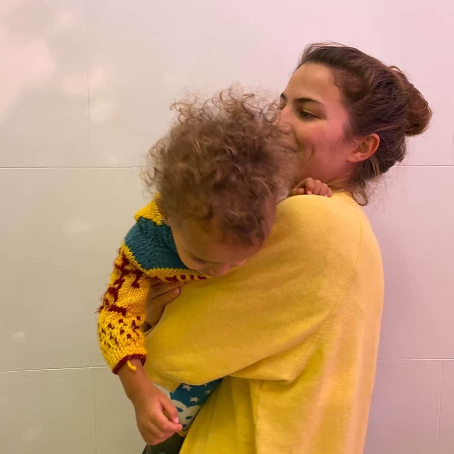 キャメロン・ラッセルのインスタグラム：「Portrait with toddler ☀️」