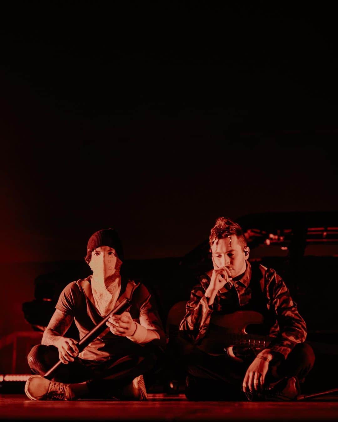 トゥエンティ・ワン・パイロッツのインスタグラム：「two boys playing radio shows.」