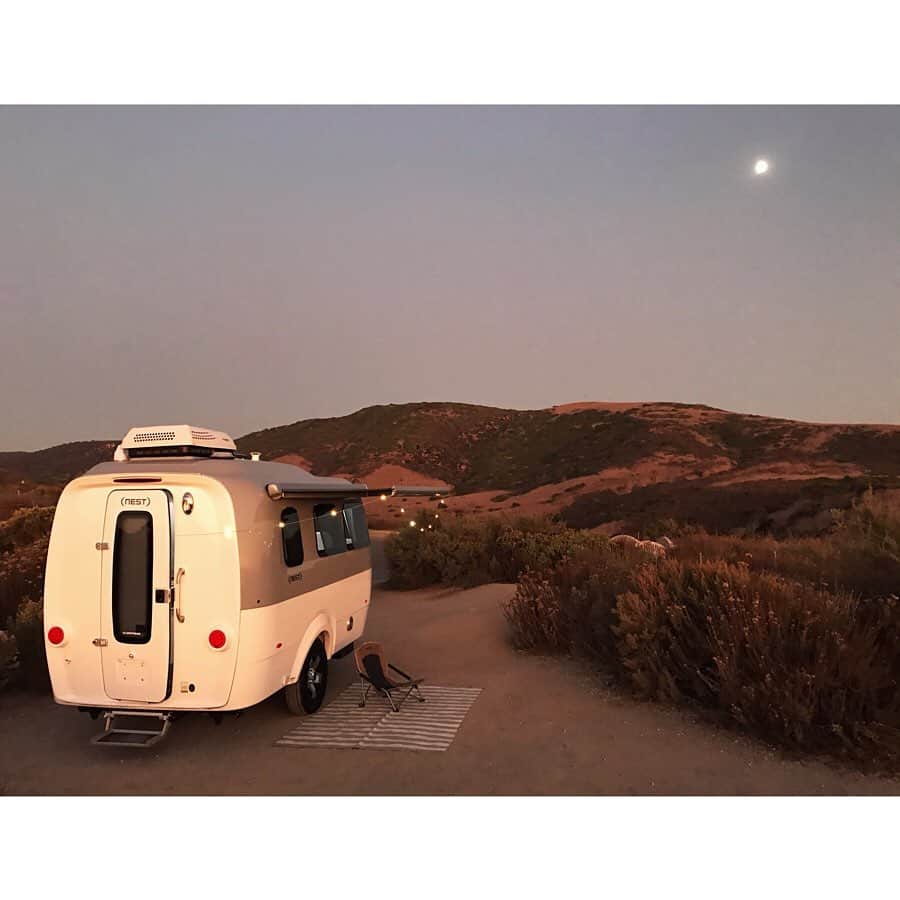 オータム・リーザーのインスタグラム：「Towed this absolutely adorable @airstream.nest to a beach campsite to get some outdoor time with my boys and my people. Too often this time of year can become all about the “doing,” so I find it becomes extra important to take time for the “being.” Being in nature, being with family, being present while you’re driving or working or shopping. That’s a gift we can give to ourselves every single day, not just of the holiday season, but year round. And we’re simultaneously gifting the people around us, because when we’re conscious, we’re not projecting our stress and overwhelm our into the world and onto the people we’re interacting with. We can show up as a fully present version of ourselves: open, compassionate, available for connection. Share with me any special ways you stay grounded during this season!! . #airstream #camping #nature #californiachristmas #getoutside」