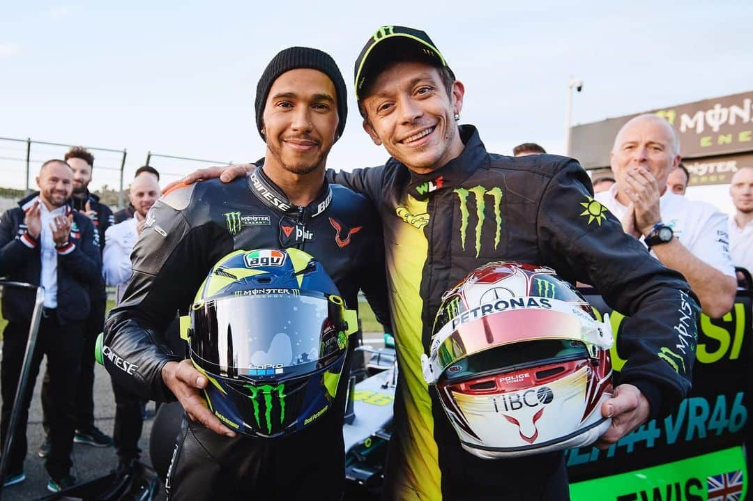 バレンティーノ・ロッシさんのインスタグラム写真 - (バレンティーノ・ロッシInstagram)「Unforgettable day with @lewishamilton,thanks to @monsterenergy @yamahamotogp @mercedesamgf1 for this amazing experience🤩 #LH44VR46」12月12日 5時02分 - valeyellow46