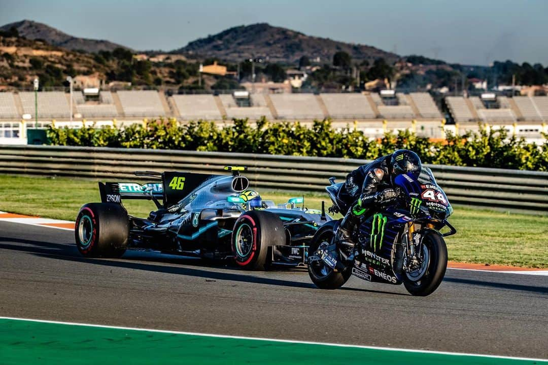 バレンティーノ・ロッシさんのインスタグラム写真 - (バレンティーノ・ロッシInstagram)「Unforgettable day with @lewishamilton,thanks to @monsterenergy @yamahamotogp @mercedesamgf1 for this amazing experience🤩 #LH44VR46」12月12日 5時02分 - valeyellow46