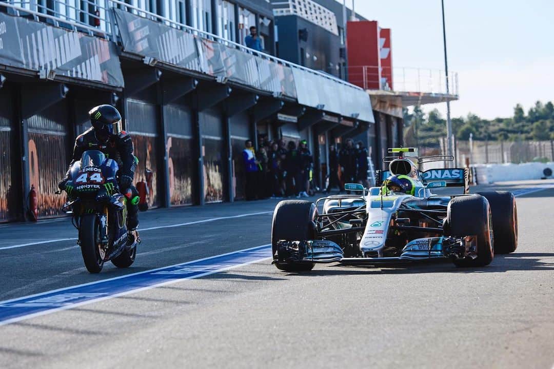 バレンティーノ・ロッシのインスタグラム：「Unforgettable day with @lewishamilton,thanks to @monsterenergy @yamahamotogp @mercedesamgf1 for this amazing experience🤩 #LH44VR46」