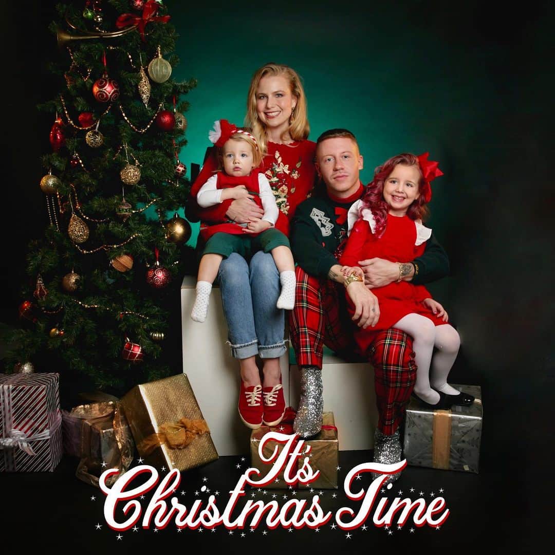 マックルモアーのインスタグラム：「Oh, you didn't think I was gonna make a Christmas song?! “It’s Christmas Time” feat. @dancaplen. Tomorrow. 12pm EST. 🎄🎁 Pre Save NOW and enter to win a trip for two to one of my upcoming shows! Link in bio.」