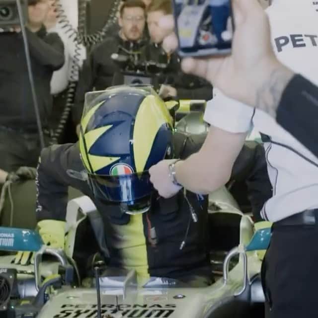 バレンティーノ・ロッシのインスタグラム：「Action 🎬🚨 #LH44VR46 @monsterenergy @yamahamotogp @mercedesamgf1」