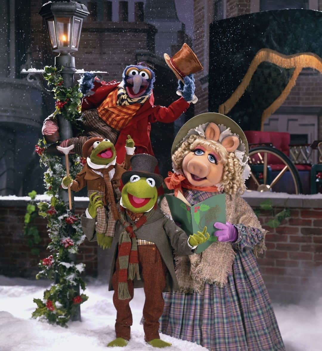 Disneyさんのインスタグラム写真 - (DisneyInstagram)「@kermitthefrog and company first presented their classic take on The Muppet Christmas Carol on this day in 1992. Who’s your favorite Muppet?」12月12日 5時30分 - disney