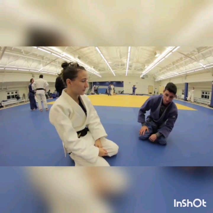 マルティ・マロイのインスタグラム：「#WazaWednesday - A simple #juji roll for fast transition with my all 🌟 #uke @corwinandhobbes  Do you want to see more technique videos from me? Request in the comments! ✌️💪🥋🥰 🎥:@al.lagura // @wantvsneed // @dollamur // @dollamurmartialarts . #armbar #judo」