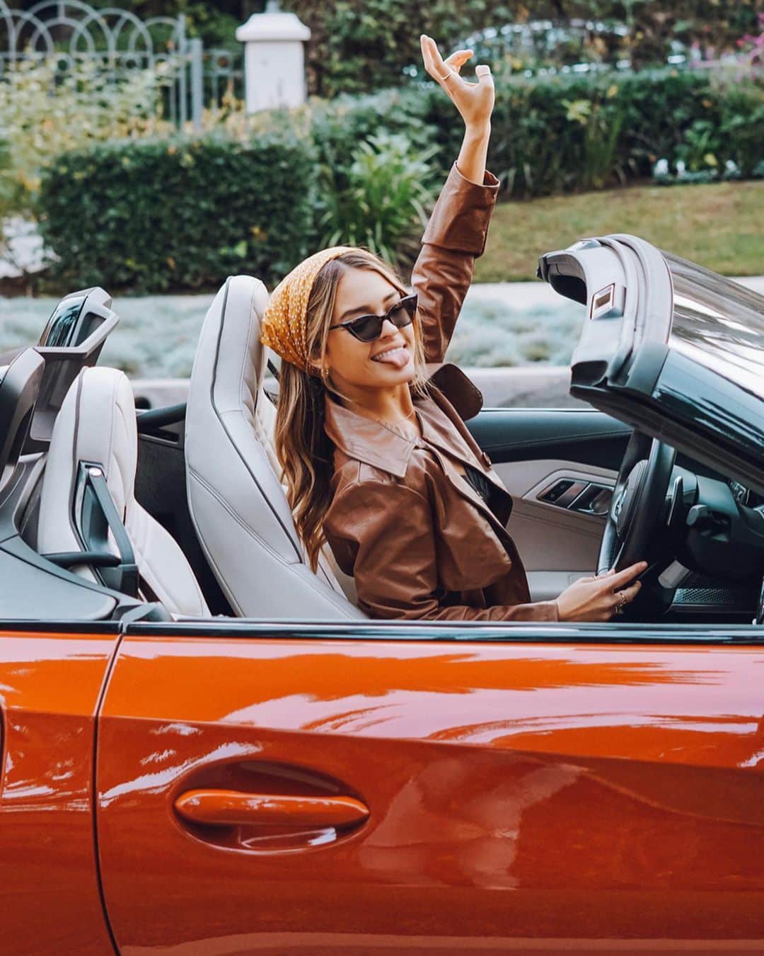 ヴェール・ゲンタのインスタグラム：「Driving into 2020 with confidence, elegance, and a whole lot of self love ♥️ ⠀ Thank you @bmwusa for making me feel like a posh lady  #bmwdealers #BMWZ4 #ad」
