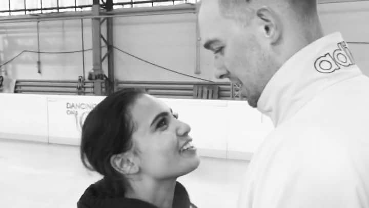 アマニ・ファンシーのインスタグラム：「Vor ungefähr zweieinhalb Monaten gefilmt... 😂🙈 Damals, wussten wir nicht, wie diese gemeinsamen Reise mal aussehen wird & wir hätten uns niemals vorstellen können, einmal hier an diesem Punkt zu sein und wie es sich wohl anfühlen würde. Alles, was wir in diesem Video gemacht haben, war rumalbern und Spaß zusammen haben. Und jetzt? Jetzt sind wir hier. Vielleicht etwas müder und mit etwas mehr Körperschmerzen als in diesem Video, aber so bereit dazu, uns einen Platz im Finale zu erkämpfen. 🙏🏽💕」