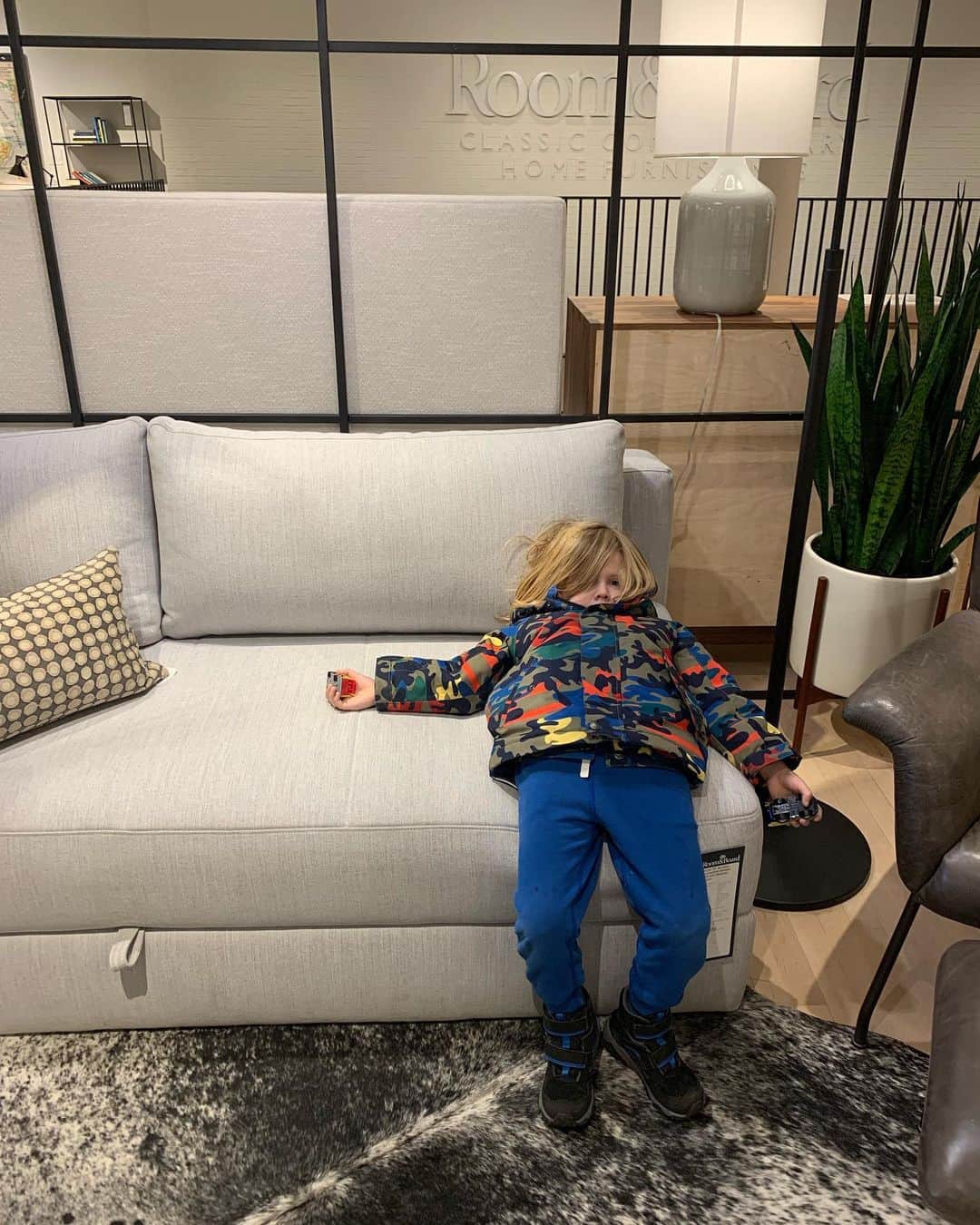 クレア・コフィーのインスタグラム：「Floor modeling @roomandboard. #heshoppedhedropped」