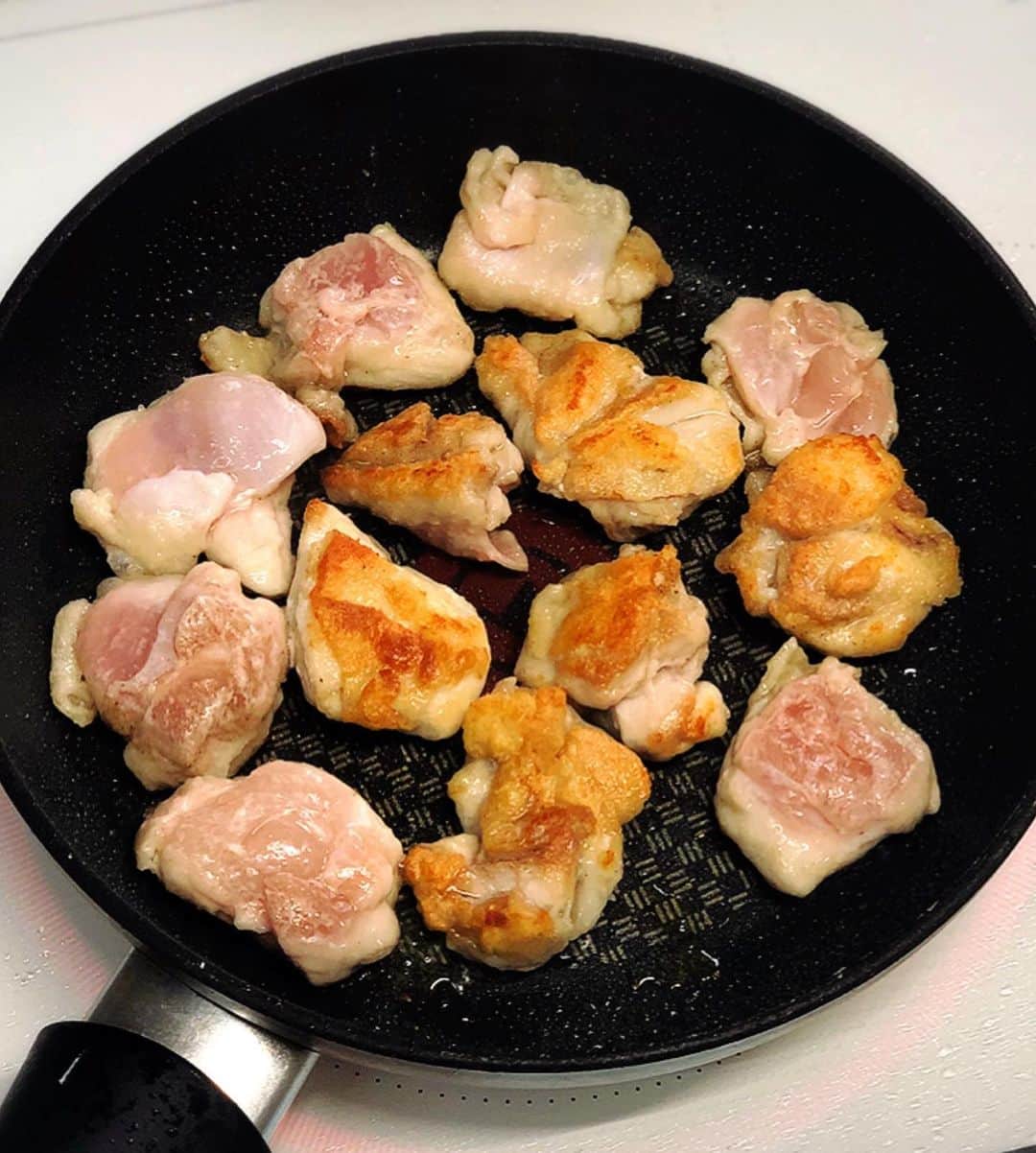 Mizuki【料理ブロガー・簡単レシピ】さんのインスタグラム写真 - (Mizuki【料理ブロガー・簡単レシピ】Instagram)「・﻿ 【レシピ】ーーーーーー﻿ ♡あっさりがっつり♡﻿ 鶏のポン照りねぎおろし﻿ ーーーーーーーーーーー﻿ ﻿ おはようございます(*^^*)﻿ 今日ご紹介させていただくのは﻿ あっさりがっつり食べられる﻿ 鶏のポン照りねぎおろし♡﻿ こんがり焼いた鶏肉に﻿ ポン酢ベースのたれをからめて﻿ たっぷりねぎ入りおろしをのせました♩﻿ ﻿ これ、とっても簡単に作れて﻿ ごはんにもお酒にも合いますよ♡﻿ よかったらお試し下さいね(*´艸`)﻿ ﻿ ﻿ ーーーーーーーーーーーー﻿ 【2人分】﻿ 鶏もも肉...大1枚(300g)﻿ 塩こしょう...少々﻿ 薄力粉...適量﻿ 万能ねぎ...5本﻿ 大根...5cm﻿ ごま油...大1/2﻿ ●ポン酢...大3﻿ ●砂糖・酒...小2﻿ ﻿ ﻿ 1.ねぎは小口切りにする。大根はすりおろしてねぎと混ぜておく(←ねぎおろし)。鶏肉は3cm大に切り、塩こしょうを振って薄力粉をまぶす。●は合わせておく。﻿ 2.フライパンにごま油を入れて中火で熱し、鶏肉を焼く。こんがりしたら裏返し、フタをして弱めの中火で3分蒸し焼きにする。﻿ 3.●を加え、たれに軽くとろみがつくまで煮からめる。器に盛り、1のねぎおろしをのせる。﻿ ーーーーーーーーーーーー﻿ ﻿ ﻿ 《ポイント》﻿ ♦︎甘めの味付けです♩甘さ控え目が好みの方は砂糖を小1に減らしても♩﻿ ♦︎仕上げに七味唐辛子を振っても◎﻿ ﻿ ﻿ ﻿ 【お知らせ】﻿ ストーリーズでは一日数回﻿ 別レシピをご紹介しております(*^^*)﻿ ＊コメントは最新の投稿に下さいますよう﻿ お願い致しますm(_ _)m﻿ ﻿ ﻿ ﻿ 🎀新刊【#ほめられごはん 】🎀﻿ 🔹おかげさまで重版しました！🔹﻿ ﻿ ﻿ ﻿ ﻿ #ブログ更新しました﻿ ブログはホームのリンクよりご覧下さい↓﻿ @mizuki_31cafe﻿ 【Mizuki公式ラインブログ】﻿ https://lineblog.me/mizuki_official/﻿ ﻿ ﻿ ﻿ #ポン照り#ポン酢#大根おろし#ねぎおろし#鶏肉#大根﻿ #Mizuki#簡単レシピ#時短レシピ#節約レシピ#料理#レシピ#ブログ#フーディーテーブル#おうちごはん#おうちカフェ#デリスタグラマー#料理好きな人と繋がりたい#料理ブロガー#おうちごはんlover#器#マカロニメイト﻿ #foodpic#follow#cooking#recipe#lin_stagrammer#鶏のポン照りねぎおろしm」12月12日 6時54分 - mizuki_31cafe