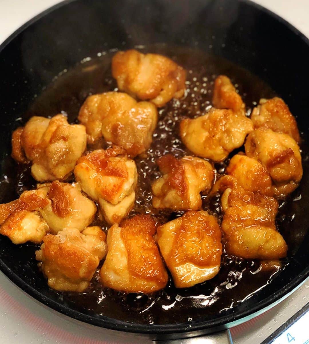 Mizuki【料理ブロガー・簡単レシピ】さんのインスタグラム写真 - (Mizuki【料理ブロガー・簡単レシピ】Instagram)「・﻿ 【レシピ】ーーーーーー﻿ ♡あっさりがっつり♡﻿ 鶏のポン照りねぎおろし﻿ ーーーーーーーーーーー﻿ ﻿ おはようございます(*^^*)﻿ 今日ご紹介させていただくのは﻿ あっさりがっつり食べられる﻿ 鶏のポン照りねぎおろし♡﻿ こんがり焼いた鶏肉に﻿ ポン酢ベースのたれをからめて﻿ たっぷりねぎ入りおろしをのせました♩﻿ ﻿ これ、とっても簡単に作れて﻿ ごはんにもお酒にも合いますよ♡﻿ よかったらお試し下さいね(*´艸`)﻿ ﻿ ﻿ ーーーーーーーーーーーー﻿ 【2人分】﻿ 鶏もも肉...大1枚(300g)﻿ 塩こしょう...少々﻿ 薄力粉...適量﻿ 万能ねぎ...5本﻿ 大根...5cm﻿ ごま油...大1/2﻿ ●ポン酢...大3﻿ ●砂糖・酒...小2﻿ ﻿ ﻿ 1.ねぎは小口切りにする。大根はすりおろしてねぎと混ぜておく(←ねぎおろし)。鶏肉は3cm大に切り、塩こしょうを振って薄力粉をまぶす。●は合わせておく。﻿ 2.フライパンにごま油を入れて中火で熱し、鶏肉を焼く。こんがりしたら裏返し、フタをして弱めの中火で3分蒸し焼きにする。﻿ 3.●を加え、たれに軽くとろみがつくまで煮からめる。器に盛り、1のねぎおろしをのせる。﻿ ーーーーーーーーーーーー﻿ ﻿ ﻿ 《ポイント》﻿ ♦︎甘めの味付けです♩甘さ控え目が好みの方は砂糖を小1に減らしても♩﻿ ♦︎仕上げに七味唐辛子を振っても◎﻿ ﻿ ﻿ ﻿ 【お知らせ】﻿ ストーリーズでは一日数回﻿ 別レシピをご紹介しております(*^^*)﻿ ＊コメントは最新の投稿に下さいますよう﻿ お願い致しますm(_ _)m﻿ ﻿ ﻿ ﻿ 🎀新刊【#ほめられごはん 】🎀﻿ 🔹おかげさまで重版しました！🔹﻿ ﻿ ﻿ ﻿ ﻿ #ブログ更新しました﻿ ブログはホームのリンクよりご覧下さい↓﻿ @mizuki_31cafe﻿ 【Mizuki公式ラインブログ】﻿ https://lineblog.me/mizuki_official/﻿ ﻿ ﻿ ﻿ #ポン照り#ポン酢#大根おろし#ねぎおろし#鶏肉#大根﻿ #Mizuki#簡単レシピ#時短レシピ#節約レシピ#料理#レシピ#ブログ#フーディーテーブル#おうちごはん#おうちカフェ#デリスタグラマー#料理好きな人と繋がりたい#料理ブロガー#おうちごはんlover#器#マカロニメイト﻿ #foodpic#follow#cooking#recipe#lin_stagrammer#鶏のポン照りねぎおろしm」12月12日 6時54分 - mizuki_31cafe