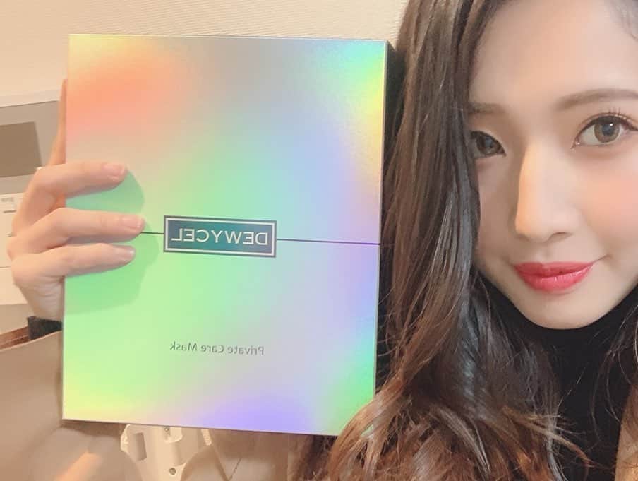 のインスタグラム：「韓国で爆発的人気のシートマスクの紹介💕  @dewycel_japan  植物幹細胞パックだよ！ このパックは週に一度でいいの！ この時期とっても乾燥するからしっかり保湿されるし2枚に分かれてるから密着度もすごい💕  メラニン色素の沈着を改善してくれる成分が入っているから美白になれるよ！  Amazonで購入できるよ✨ パックの密着度が本当に凄い！！ 使用後のレビュー書いていくね☺️ ＊ ＊ ＊ ＊ #dewyholic #デュイホリック#dewycel #デュイセル#シートマスク#韓国コスメ#amazon」