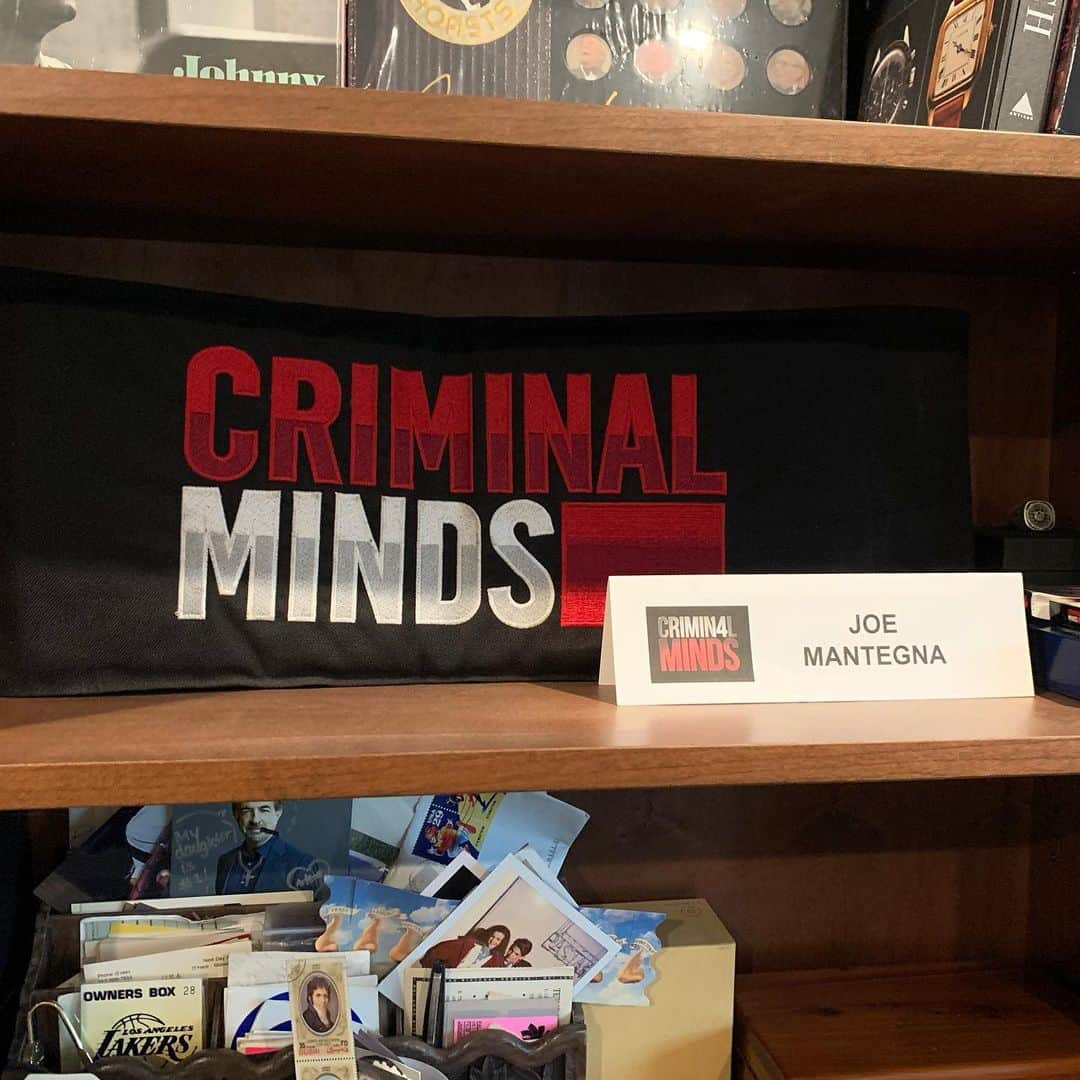 ジョー・マンテーニャさんのインスタグラム写真 - (ジョー・マンテーニャInstagram)「My CM shelf in my office. #criminalminds」12月12日 6時52分 - joemantegna
