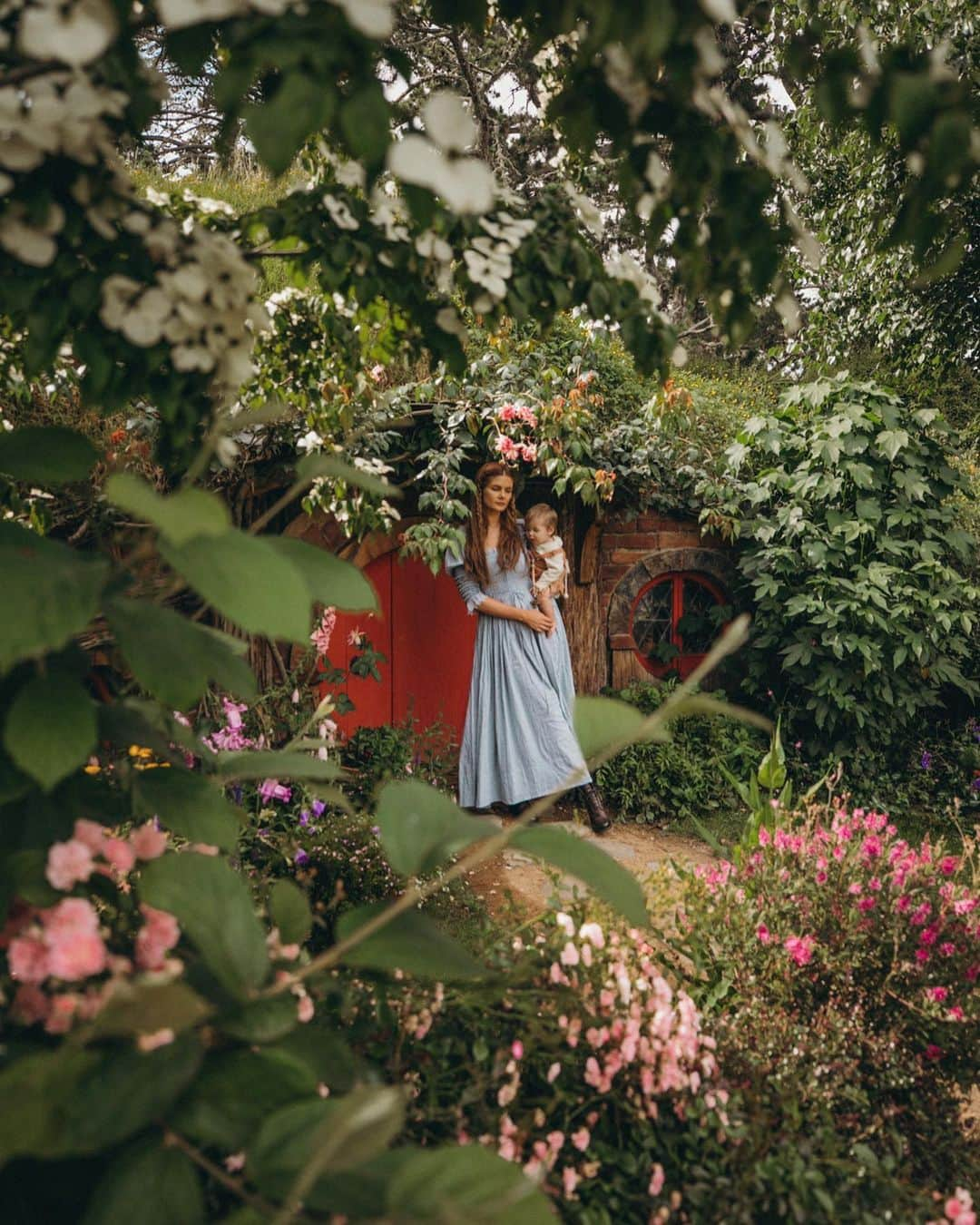 Amber Fillerup Clarkさんのインスタグラム写真 - (Amber Fillerup ClarkInstagram)「Hobbiton is the cutest place!!!! I made the mistake of telling Rosie fairies lived here.. so when we didn’t see any I said “oh I don’t know maybe we have to sing a song to get them to come out” to which she asked what song?! So I made up a fairy song and then she wondered why they still weren’t coming out.. so she asked me to sing it louder and LOUDER. She wouldn’t accept that they were at dance class for an answer 🙈 so I guess I learned not to lie to my daughter 😂 but I really feel like fairies should live there 🧚🏻」12月12日 6時53分 - amberfillerup