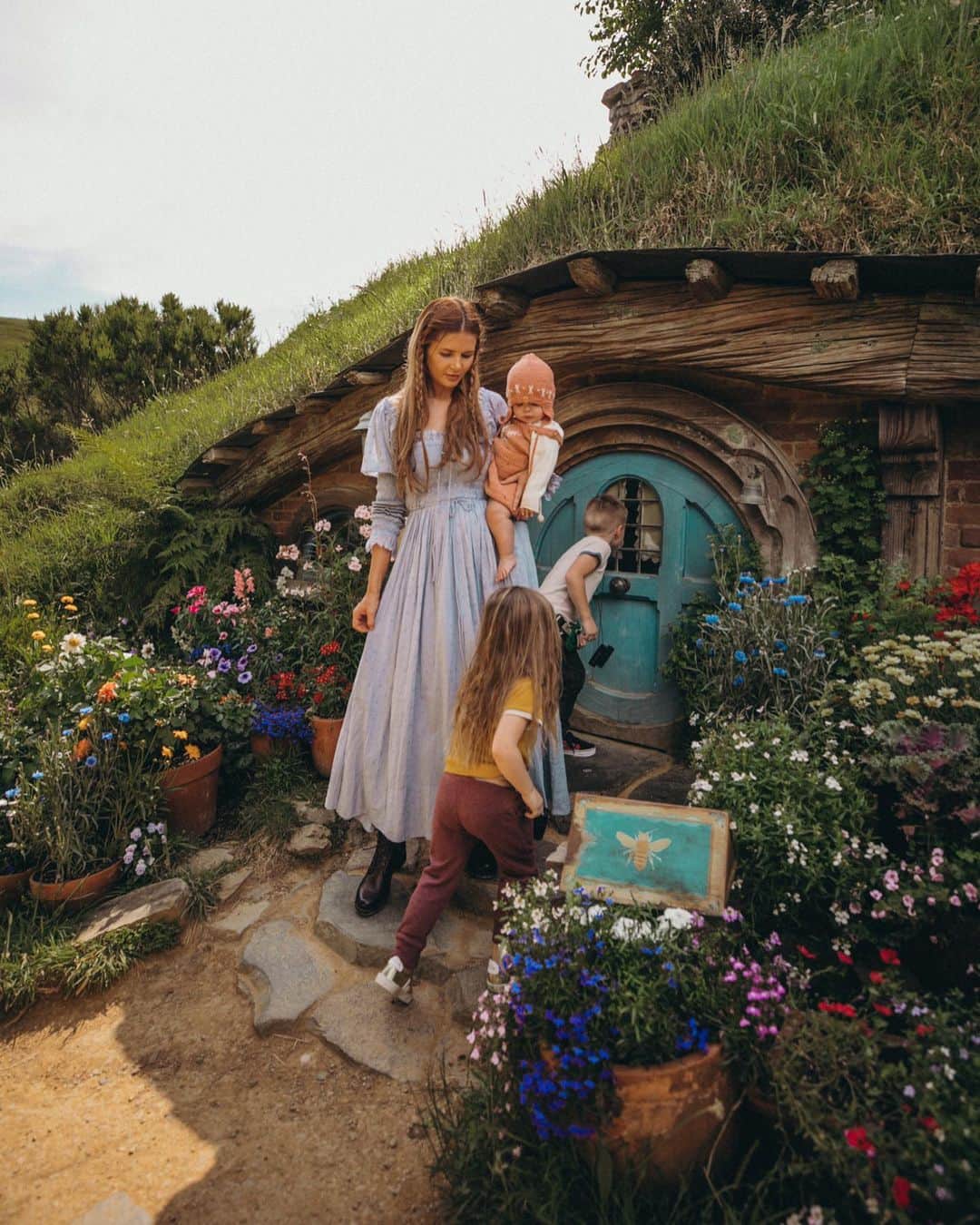 Amber Fillerup Clarkさんのインスタグラム写真 - (Amber Fillerup ClarkInstagram)「Hobbiton is the cutest place!!!! I made the mistake of telling Rosie fairies lived here.. so when we didn’t see any I said “oh I don’t know maybe we have to sing a song to get them to come out” to which she asked what song?! So I made up a fairy song and then she wondered why they still weren’t coming out.. so she asked me to sing it louder and LOUDER. She wouldn’t accept that they were at dance class for an answer 🙈 so I guess I learned not to lie to my daughter 😂 but I really feel like fairies should live there 🧚🏻」12月12日 6時53分 - amberfillerup