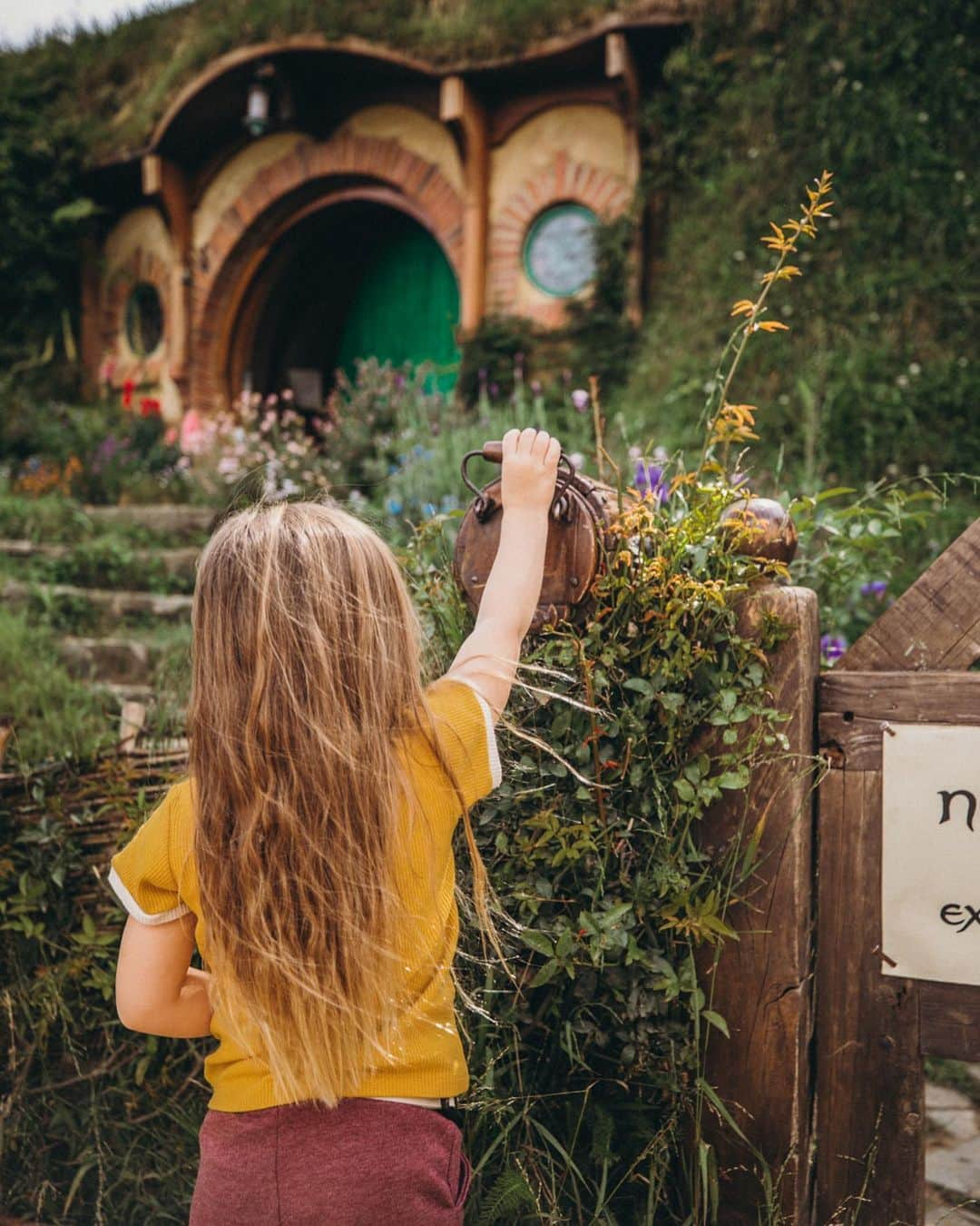 Amber Fillerup Clarkさんのインスタグラム写真 - (Amber Fillerup ClarkInstagram)「Hobbiton is the cutest place!!!! I made the mistake of telling Rosie fairies lived here.. so when we didn’t see any I said “oh I don’t know maybe we have to sing a song to get them to come out” to which she asked what song?! So I made up a fairy song and then she wondered why they still weren’t coming out.. so she asked me to sing it louder and LOUDER. She wouldn’t accept that they were at dance class for an answer 🙈 so I guess I learned not to lie to my daughter 😂 but I really feel like fairies should live there 🧚🏻」12月12日 6時53分 - amberfillerup