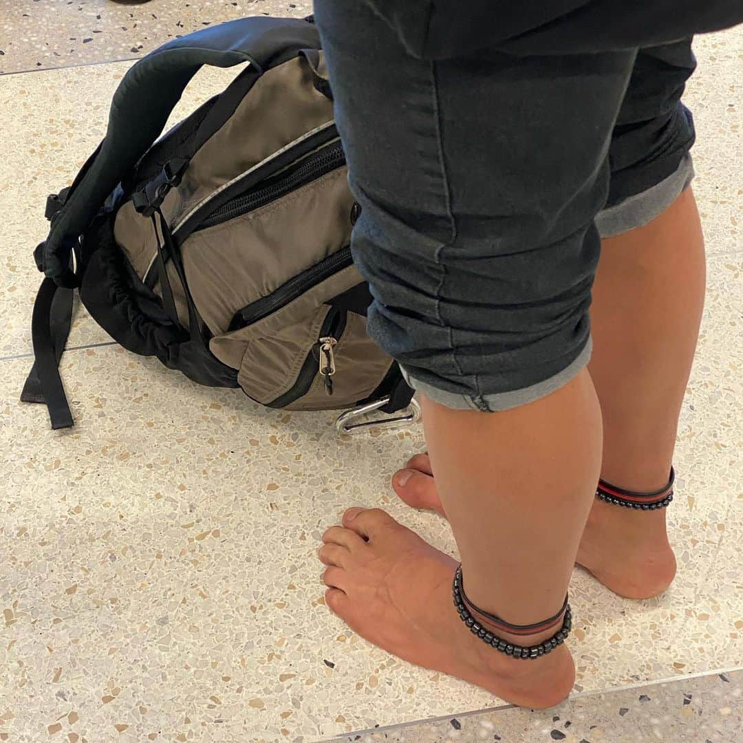 イナキョウコのインスタグラム：「Waiting to board my flight and somehow ended up behind this guy. I wonder if he forgot his shoes at security 🤨🙄 . . . . . #usfigureskating #teamusa #healthcodeviolation #lostmyshoes #gross #airport #shoes」