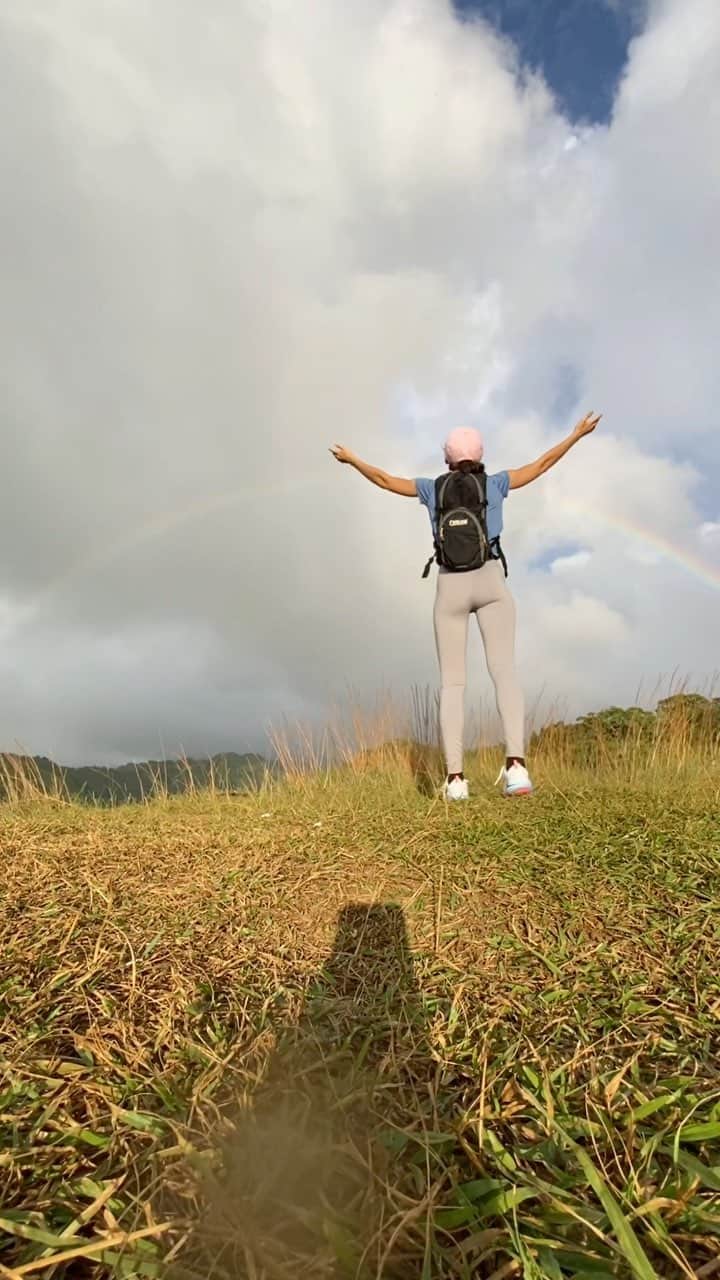 メロディー洋子のインスタグラム：「One of my favorite trails to run whenever I am in Hawaii. I have never lived so close to such beautiful mountains and valleys. Being in nature is one of the most healing things I can do for myself. The fresh air and all of the wildlife resets my whole body, mind, and soul. I love running here because I am usually alone and there is no one around me. The plants and the trees and the birds are my friends, cheering me on as I run and feel the earth beneath my feet. I love the technicality of this trail and being able to dance with all of the tree roots. Thank you Mama Earth for all that you have provided. 🙏 This is the second time I have run this trail to be greeted by a rainbow at the ledge. I am always in complete awe and wonder by the magnificence that is this universe. Magic is all around us.  Thank you for being with me at this transformative time in my life. I hope that you are having a beautiful day. Sending you lots of love, Melody 🌈✨🌈✨🌈✨🌈✨🌈 ハワイでの大好きなトレイルラン。私にとって、とてもスペシャルな場所です。今回は虹に出会いました！いつも自然な場所に行くと精神が広がる。こんな経験をすると、感謝を感じます。愛情がどんどん広がってきます。皆さんに愛を送ってます〜💖 #melodystravels #melodyexploreshawaii  Thank you @nike @nikewomen @nikerunning 🙏✨ #greenchoices #trailrunning #rainbowart #environmentalactivist #activist #fleetwoodmac #dreams」