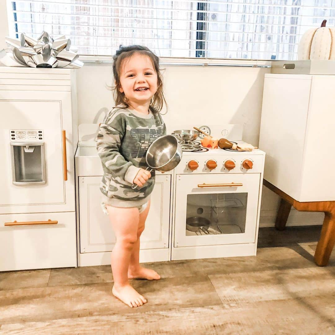 クリスティン・ヒルデブランドのインスタグラム：「Playing catch up☺️ A few of my favorites from the day our big boy turned T W O. We partied all day long. We met our bday gang down at the Long Beach aquarium where Rhett had the time of his life with all his favorite people🐠🐟🐬! Then we threw a big party at the house and got to see lots of our buddies (!) and ate way too much cake. Rhett had lolipops for dinner and stayed up until 10pm🎉🍭🍭🍭👌🏻it was SO fun celebrating our lil dude all day long #birthdayboy #twoyearsold」